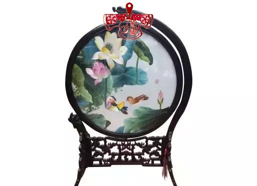 鴛鴦荷花：寓意雙宿雙栖、和(hé / huò)和(hé / huò)美美，作爲(wéi / wèi)祝福又有天成佳偶、白頭偕老的(de)意思。