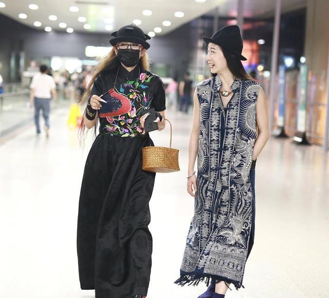 楊麗萍一(yī / yì ／yí)件民族風湘繡長裙超凡脫俗