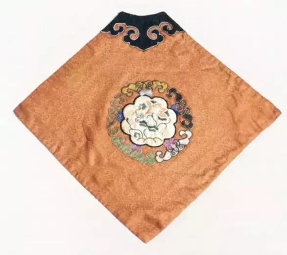 中國(guó)古代女子(zǐ)的(de)内衣中傳承的(de)湘繡文化