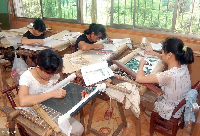 湘繡四件套可以(yǐ)穿出(chū)怎樣的(de)氣質 愛打扮的(de)女孩快看