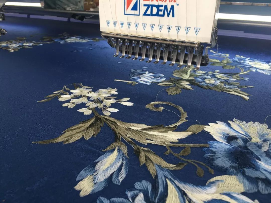 刺繡牆布在(zài)電腦繡花車間的(de)繡花全過程