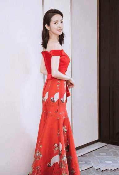 林依晨中國(guó)風繡花連衣裙盡顯女神魅力