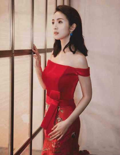 林依晨中國(guó)風繡花連衣裙盡顯女神魅力
