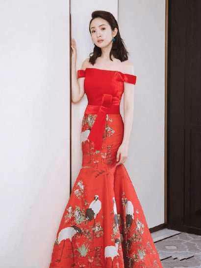 林依晨中國(guó)風繡花連衣裙盡顯女神魅力