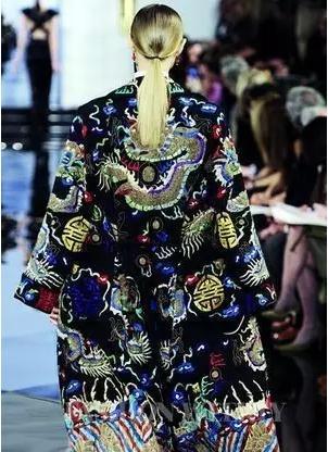 走在(zài)舞台上(shàng)的(de)中國(guó)刺繡
