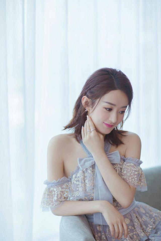 趙麗穎刺繡露連衣裙裙簡直美爆了(le／liǎo)