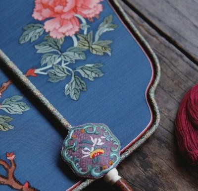 夏天到(dào)了(le／liǎo) 刺繡團扇遙起來(lái)文藝又解熱