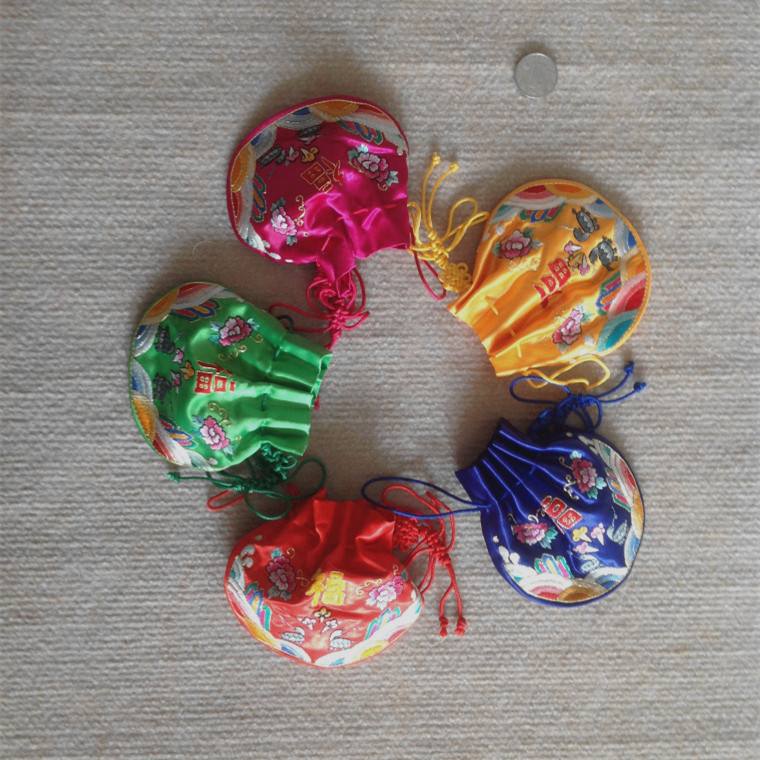 中國(guó)荷包蝴蝶結刺繡加工