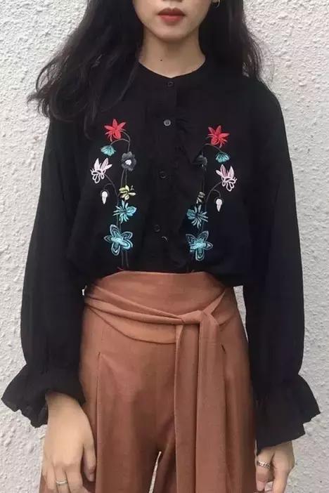 高圓圓刺繡襯衫穿出(chū)時(shí)尚流行的(de)服裝搭配