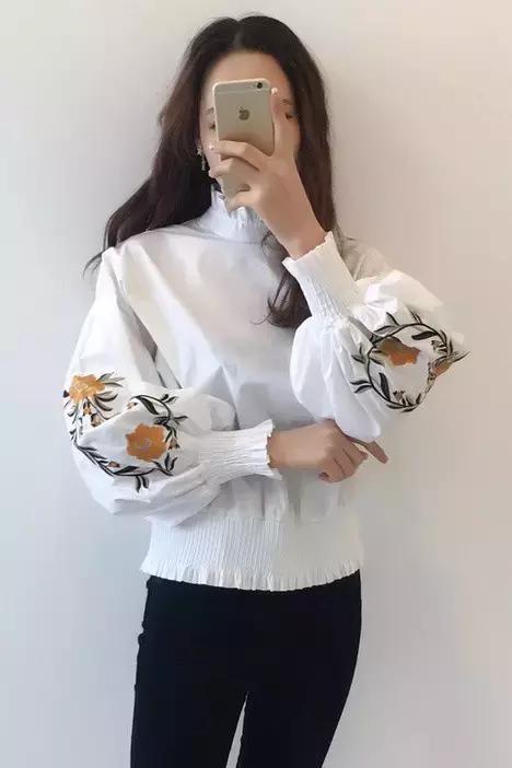 高圓圓刺繡襯衫穿出(chū)時(shí)尚流行的(de)服裝搭配