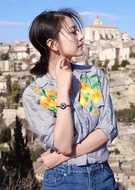高圓圓刺繡襯衫穿出(chū)時(shí)尚流行的(de)服裝搭配