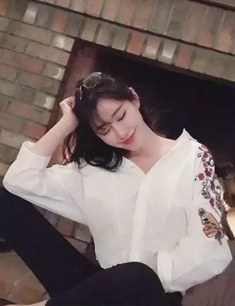 高圓圓刺繡襯衫穿出(chū)時(shí)尚流行的(de)服裝搭配