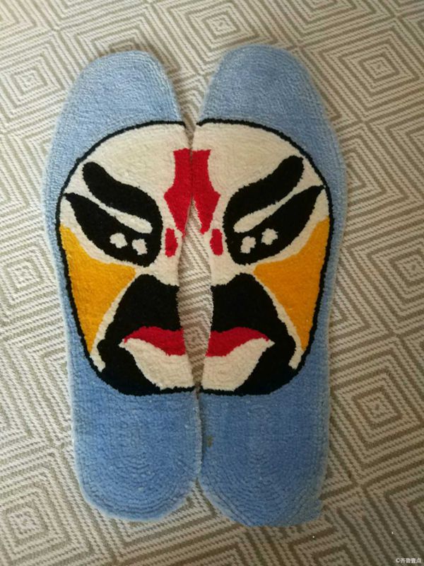 小小刺繡鞋墊上(shàng)的(de)展現臉譜