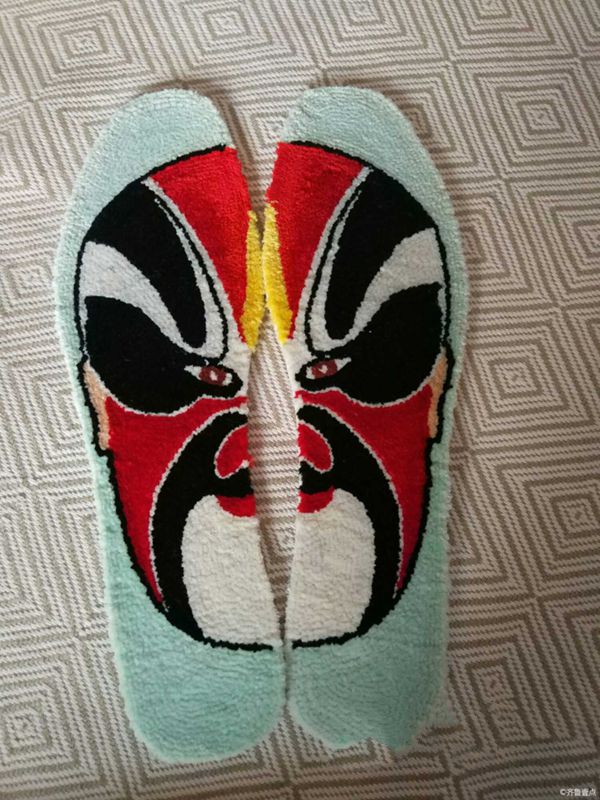 小小刺繡鞋墊上(shàng)的(de)展現臉譜