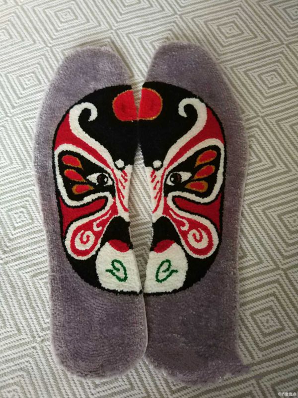 小小刺繡鞋墊上(shàng)的(de)展現臉譜