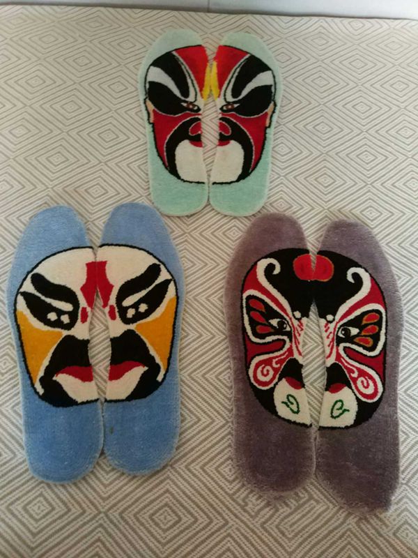 小小刺繡鞋墊上(shàng)的(de)展現臉譜