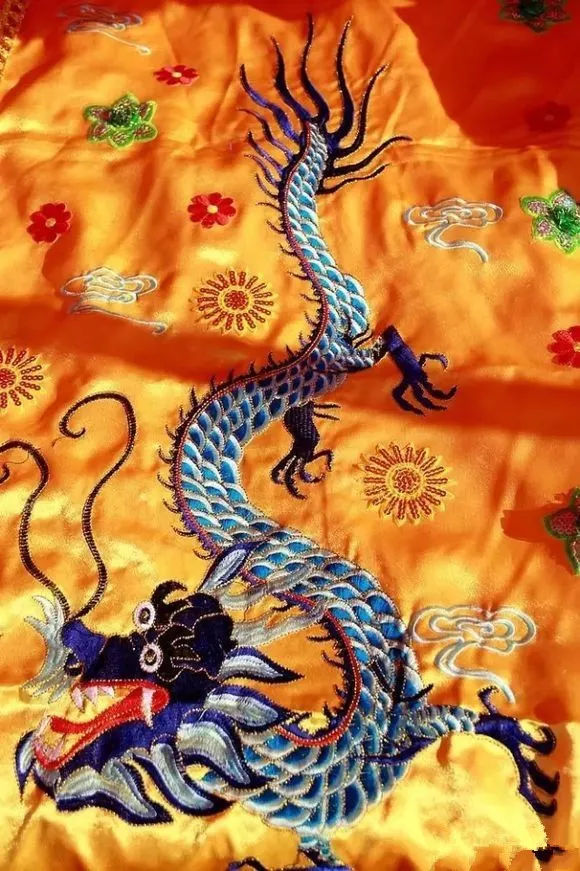 從傳統手工刺繡繡娘到(dào)工藝大(dà)師轉變