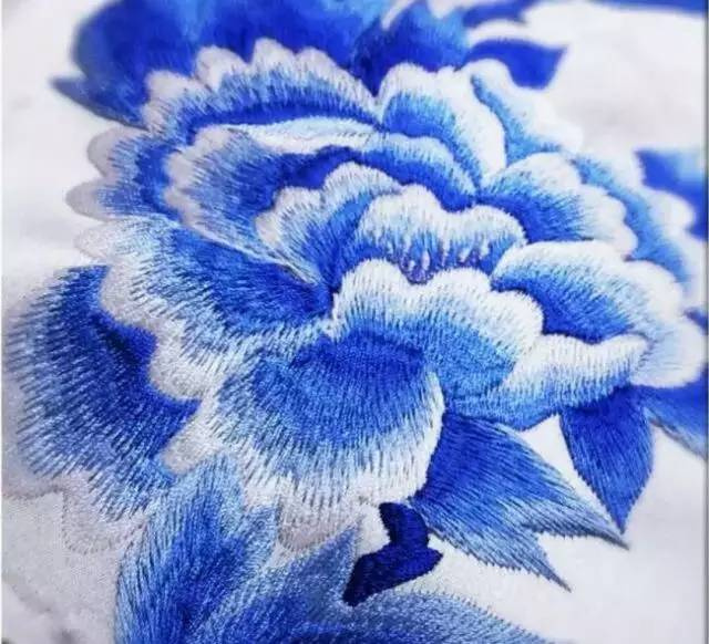 手推繡下一(yī / yì ／yí)件華麗旗袍的(de)秘密