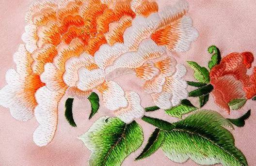 手推繡下一(yī / yì ／yí)件華麗旗袍的(de)秘密