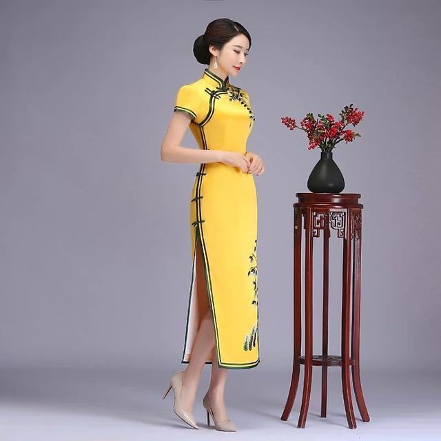 高級定制黃色水草繡花旗袍體現中國(guó)女人(rén)品味