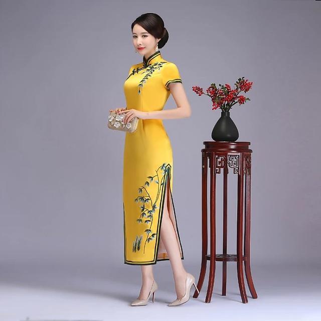高級定制黃色水草繡花旗袍體現中國(guó)女人(rén)品味