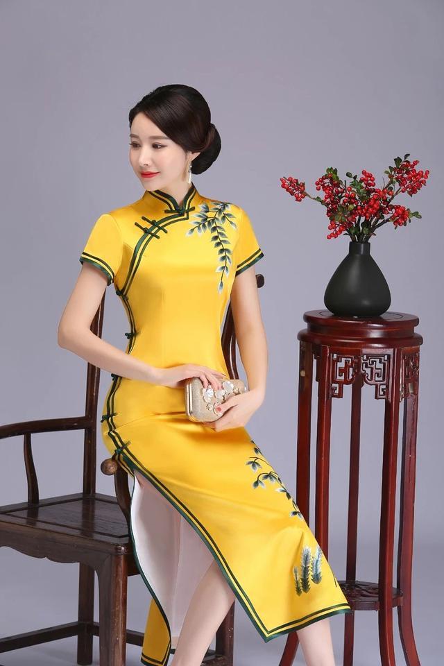 高級定制黃色水草繡花旗袍體現中國(guó)女人(rén)品味