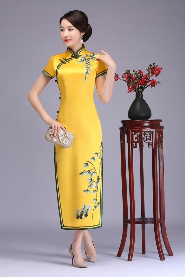 高級定制黃色水草繡花旗袍體現中國(guó)女人(rén)品味