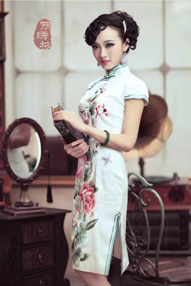 東方女人(rén)獨懂的(de)旗袍繡花之(zhī)美