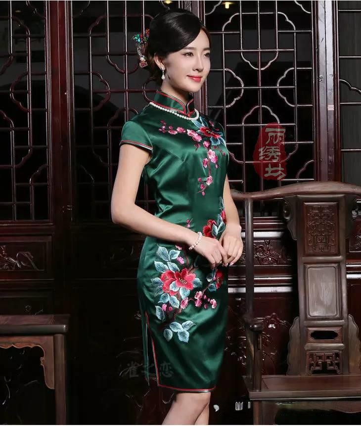 東方女人(rén)獨懂的(de)旗袍繡花之(zhī)美